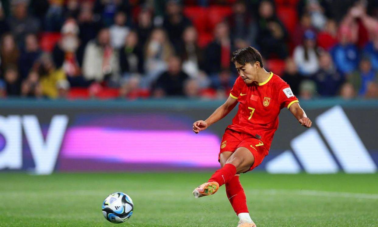 王霜在边路传中对中国台北形成威胁，邵子钦成为关键支点撑起中锋线，陈巧珠回防拦截与传中点亮直通世界杯之路