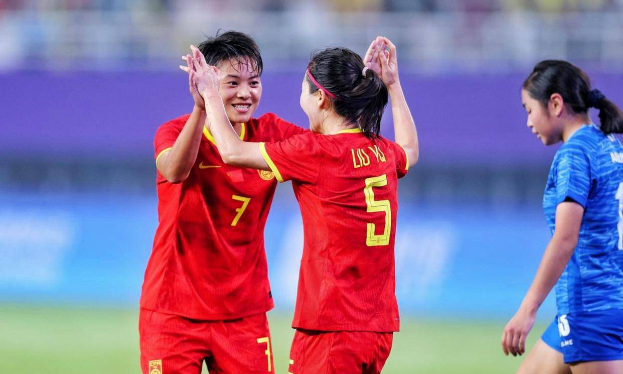 王霜在边路传中对中国台北形成威胁，邵子钦成为关键支点撑起中锋线，陈巧珠回防拦截与传中点亮直通世界杯之路