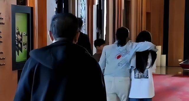 笑喷了！汪大爷能屈能伸，积极配合张兰，小孙孙出生详情曝光